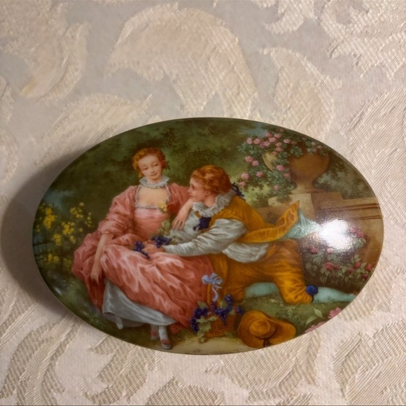 Porcelain Impereria Lamoges Made in France Decor Courting Couple 22K Trinket Box - Picture 4 of 4